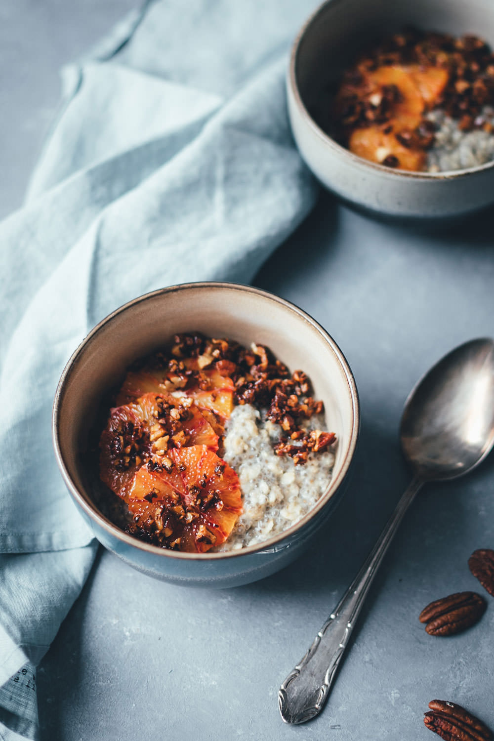 Rezept für cremiges Chia-Porridge mit Pekannuss-Zimt-Crunch und Blutorangen | vegan und lecker | moeyskitchen.com #porridge #chiaporridge #vegan #frühstück #breakfast #chia #haferflocken #hafermilch #pflanzenmilch #foodblogger #foodblog #rezepte #rezept