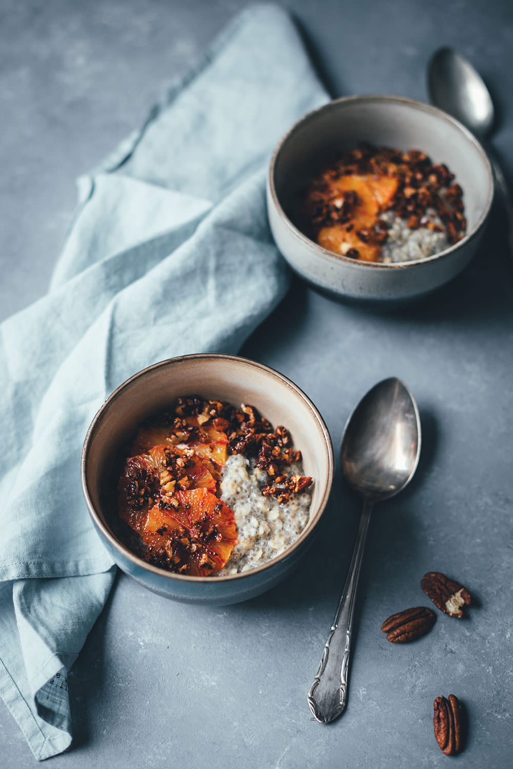 Rezept für cremiges Chia-Porridge mit Pekannuss-Zimt-Crunch und Blutorangen | vegan und lecker | moeyskitchen.com #porridge #chiaporridge #vegan #frühstück #breakfast #chia #haferflocken #hafermilch #pflanzenmilch #foodblogger #foodblog #rezepte #rezept