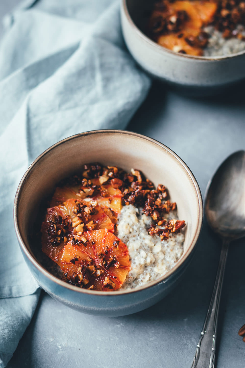 Rezept für cremiges Chia-Porridge mit Pekannuss-Zimt-Crunch und Blutorangen | vegan und lecker | moeyskitchen.com #porridge #chiaporridge #vegan #frühstück #breakfast #chia #haferflocken #hafermilch #pflanzenmilch #foodblogger #foodblog #rezepte #rezept
