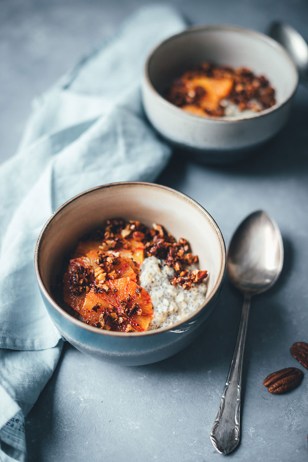 Rezept für cremiges Chia-Porridge mit Pekannuss-Zimt-Crunch und Blutorangen | vegan und lecker | moeyskitchen.com #porridge #chiaporridge #vegan #frühstück #breakfast #chia #haferflocken #hafermilch #pflanzenmilch #foodblogger #foodblog #rezepte #rezept