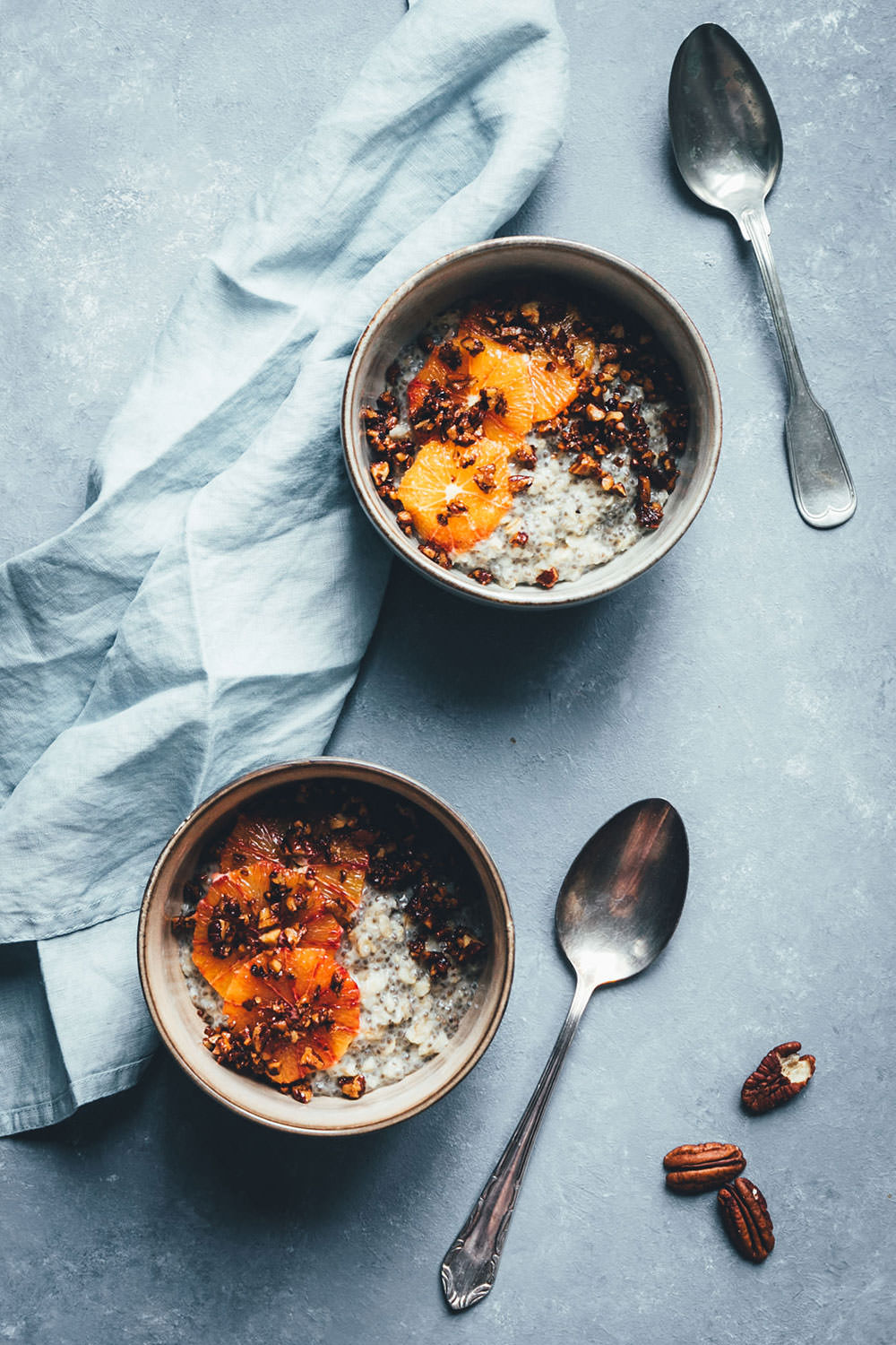 Rezept für cremiges Chia-Porridge mit Pekannuss-Zimt-Crunch und Blutorangen | vegan und lecker | moeyskitchen.com #porridge #chiaporridge #vegan #frühstück #breakfast #chia #haferflocken #hafermilch #pflanzenmilch #foodblogger #foodblog #rezepte #rezept