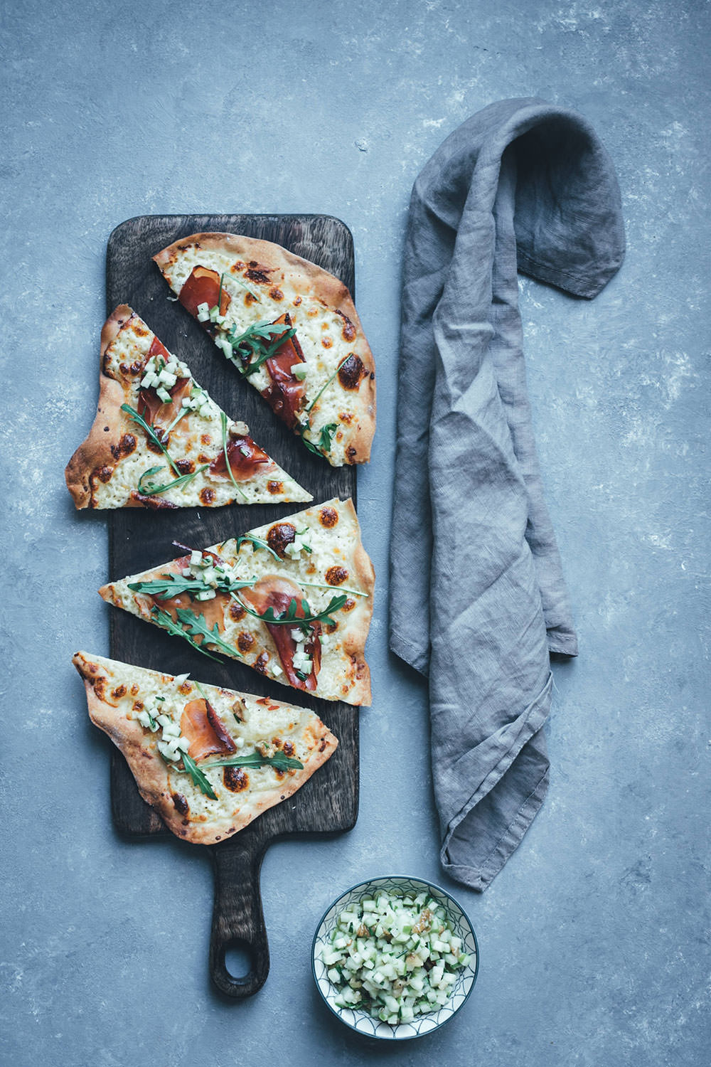 Rezept für Südtiroler Flammkuchen mit Stilfser-Mascarpone-Creme, knusprigem Südtiroler Speck und knackiger grüner Apfel-Vinaigrette | moeyskitchen.com #QualitaetEuropa #EnjoyItsFromEurope #südtirol #soithtyrol #suedtirol #flammkuchen #rezepte