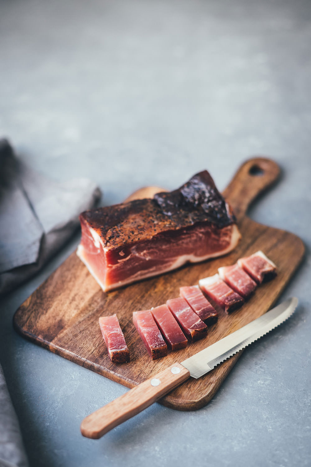 Rezept für Südtiroler Flammkuchen mit Stilfser-Mascarpone-Creme, knusprigem Südtiroler Speck und knackiger grüner Apfel-Vinaigrette | moeyskitchen.com #QualitaetEuropa #EnjoyItsFromEurope #südtirol #soithtyrol #suedtirol #flammkuchen #rezepte
