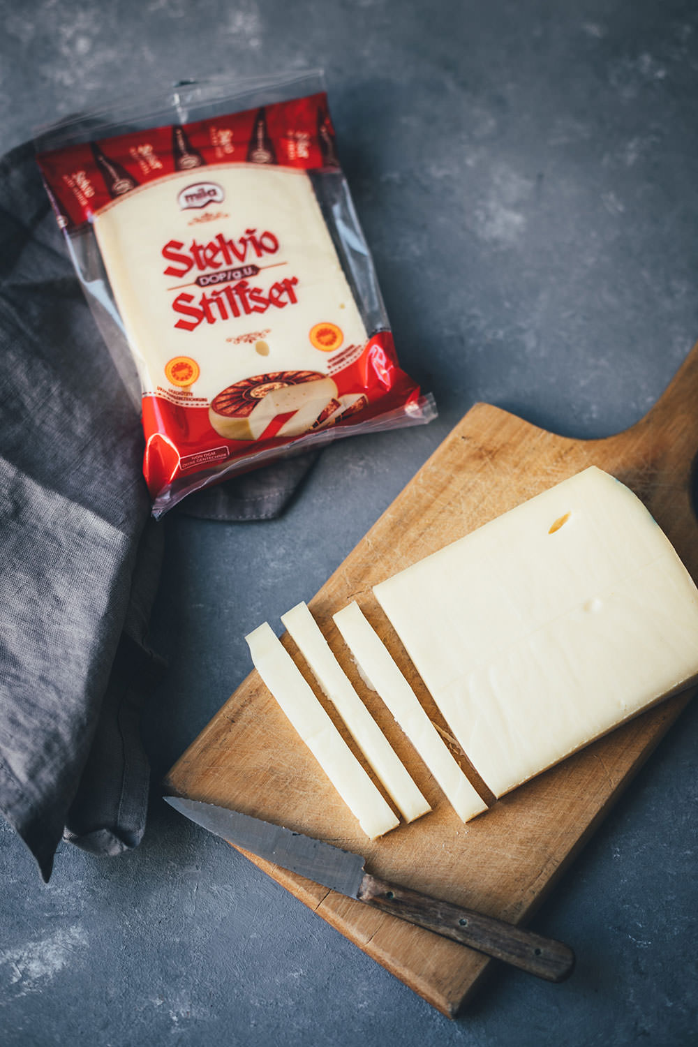 Rezept für Südtiroler Flammkuchen mit Stilfser-Mascarpone-Creme, knusprigem Südtiroler Speck und knackiger grüner Apfel-Vinaigrette | moeyskitchen.com #QualitaetEuropa #EnjoyItsFromEurope #südtirol #soithtyrol #suedtirol #flammkuchen #rezepte