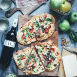 Rezept für Südtiroler Flammkuchen mit Stilfser-Mascarpone-Creme, knusprigem Südtiroler Speck und knackiger grüner Apfel-Vinaigrette | moeyskitchen.com #QualitaetEuropa #EnjoyItsFromEurope #südtirol #soithtyrol #suedtirol #flammkuchen #rezepte