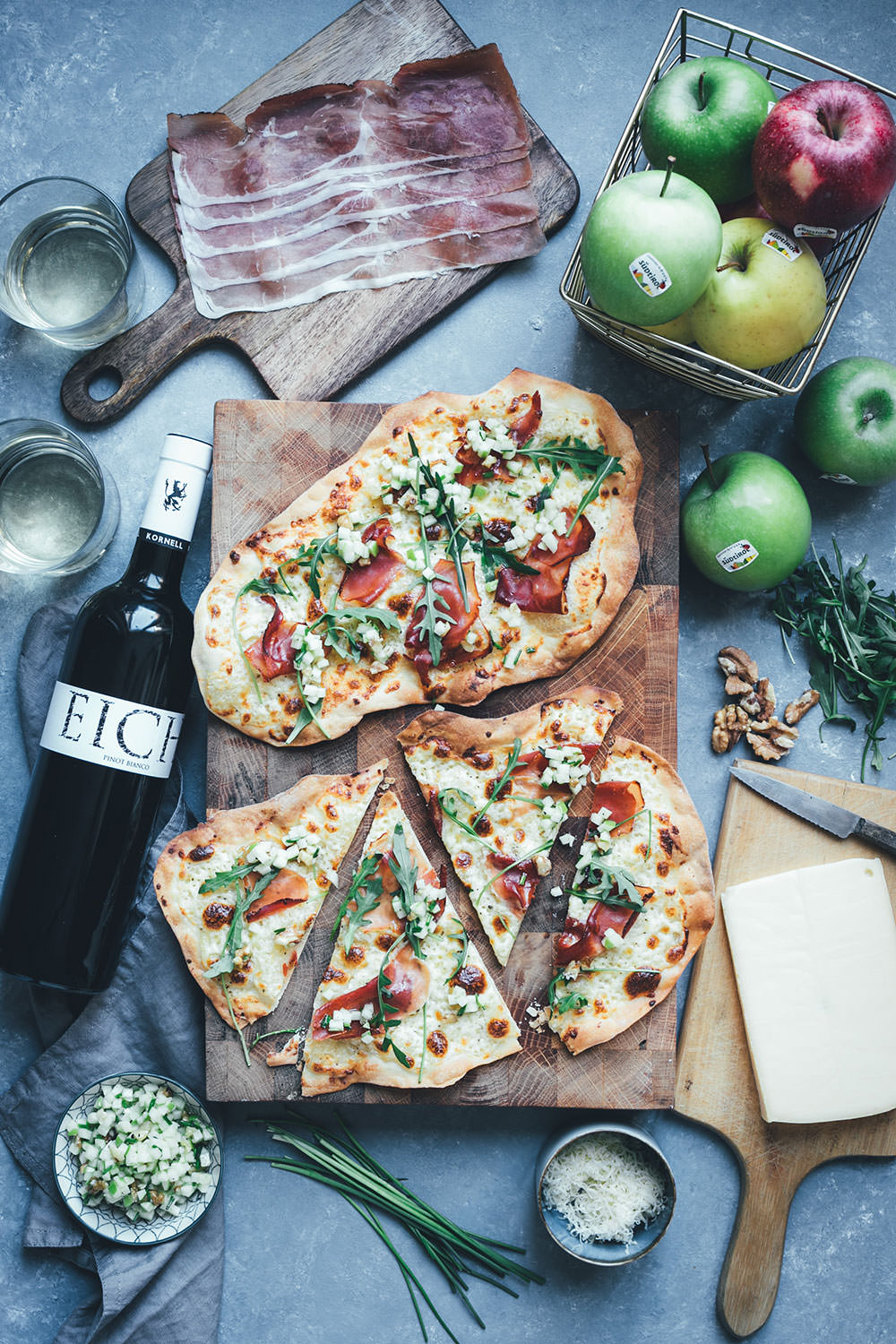 Rezept für Südtiroler Flammkuchen mit Stilfser-Mascarpone-Creme, knusprigem Südtiroler Speck und knackiger grüner Apfel-Vinaigrette | moeyskitchen.com #QualitaetEuropa #EnjoyItsFromEurope #südtirol #soithtyrol #suedtirol #flammkuchen #rezepte