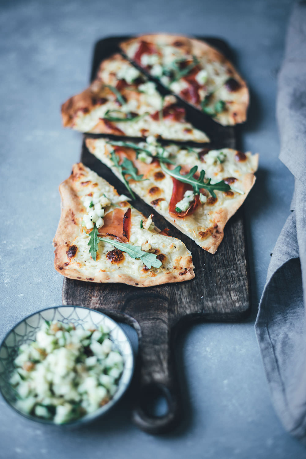 Rezept für Südtiroler Flammkuchen mit Stilfser-Mascarpone-Creme, knusprigem Südtiroler Speck und knackiger grüner Apfel-Vinaigrette | moeyskitchen.com #QualitaetEuropa #EnjoyItsFromEurope #südtirol #soithtyrol #suedtirol #flammkuchen #rezepte
