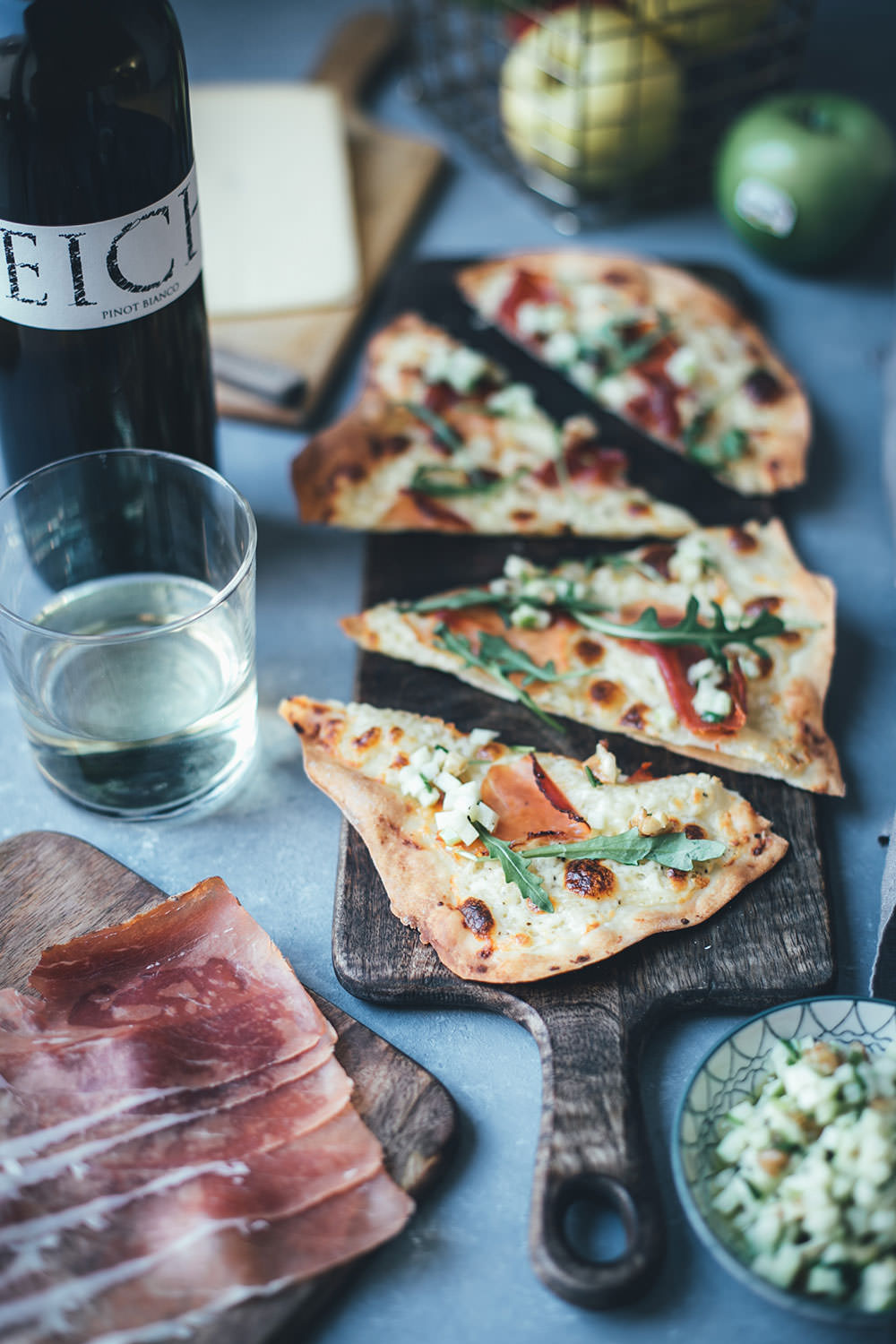 Rezept für Südtiroler Flammkuchen mit Stilfser-Mascarpone-Creme, knusprigem Südtiroler Speck und knackiger grüner Apfel-Vinaigrette | moeyskitchen.com #QualitaetEuropa #EnjoyItsFromEurope #südtirol #soithtyrol #suedtirol #flammkuchen #rezepte