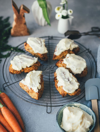 Rezept für saftige Carrot Cake Scones mit frischen Möhren, weißer Schokolade, knackigen Walnüssen und einem Frischkäse-Frosting | Food.Blog.Friends Osteredition | moeyskitchen.com #foodblogfriends #carrotcakescones #carrotcake #scones #ostern #osterbrunch #foodblogger #rezepte