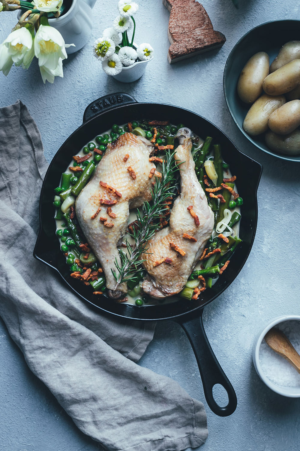 Rezept für geschmorte Hähnchenschenkel mit grünem Frühlingsgemüse, Bacon und Kartoffeln | Foodblogger-Osterbrunch | moeyskitchen.com #foodbloggerosterbrunch #ostern #osterfrühstück #osterbrunch #hähnchenschenkel #schmorgericht #frühlingsgemüse #rezepte #foodblogger