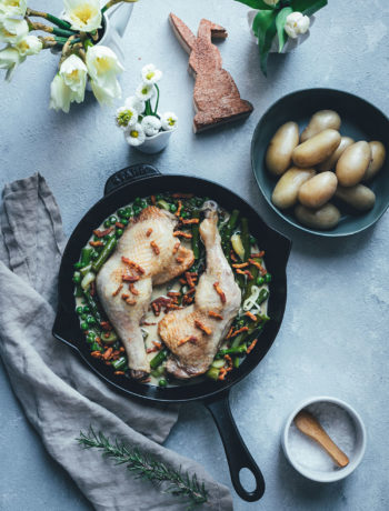 Rezept für geschmorte Hähnchenschenkel mit grünem Frühlingsgemüse, Bacon und Kartoffeln | Foodblogger-Osterbrunch | moeyskitchen.com #foodbloggerosterbrunch #ostern #osterfrühstück #osterbrunch #hähnchenschenkel #schmorgericht #frühlingsgemüse #rezepte #foodblogger