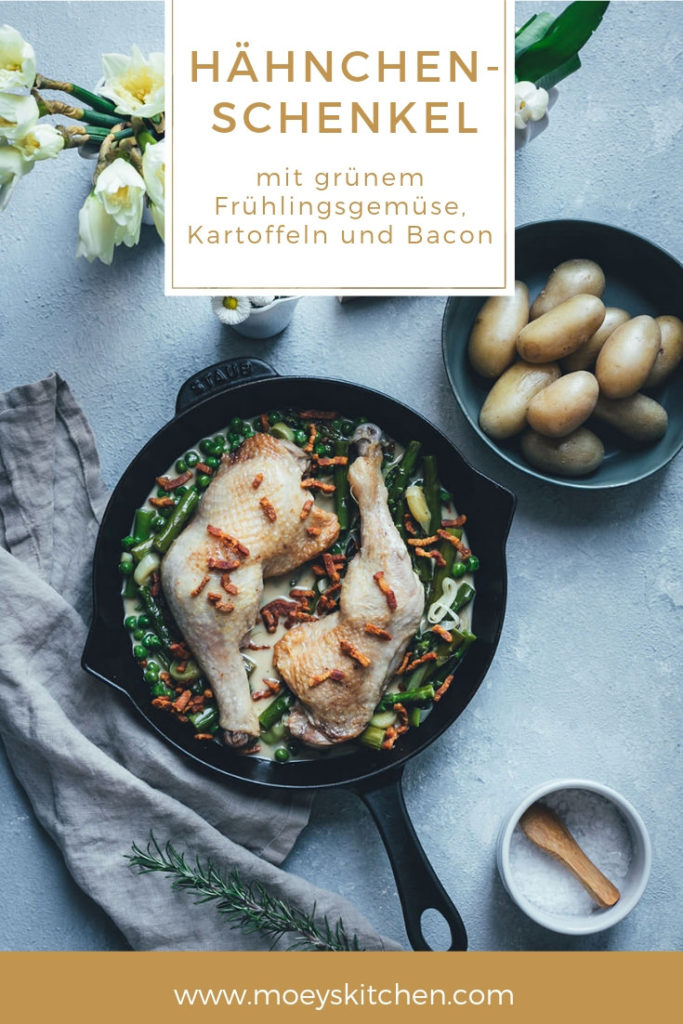 Rezept für geschmorte Hähnchenschenkel mit grünem Frühlingsgemüse, Bacon und Kartoffeln | Foodblogger-Osterbrunch | moeyskitchen.com #foodbloggerosterbrunch #ostern #osterfrühstück #osterbrunch #hähnchenschenkel #schmorgericht #frühlingsgemüse #rezepte #foodblogger