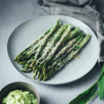 Rezept für grünen Knusper-Spargel mit Panko und Parmesan - mit cremiger Bärlauch-Aioli | moeyskitchen.com #bärlauch #spargel #grünerspargel #aioli #bärlauchaioli #foodblogger #rezepte #frühling
