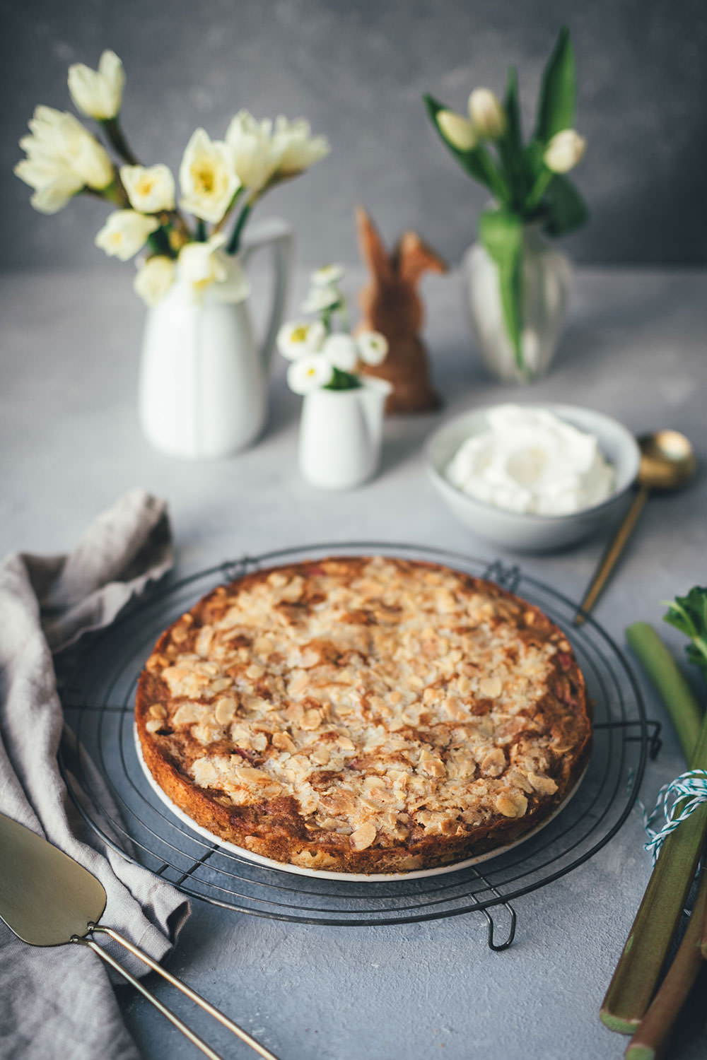 Rezept für Rhabarber-Mandel-Kuchen mit knuspriger Zuckerkruste und leckerer Vanille-Sahne | schnell zubereitet und perfekt für Frühling und Ostern | moeyskitchen.com #foodbloggerosterbrunch #osterbrunch #ostern #rhabarber #kuchen #rezepte #foodblogger