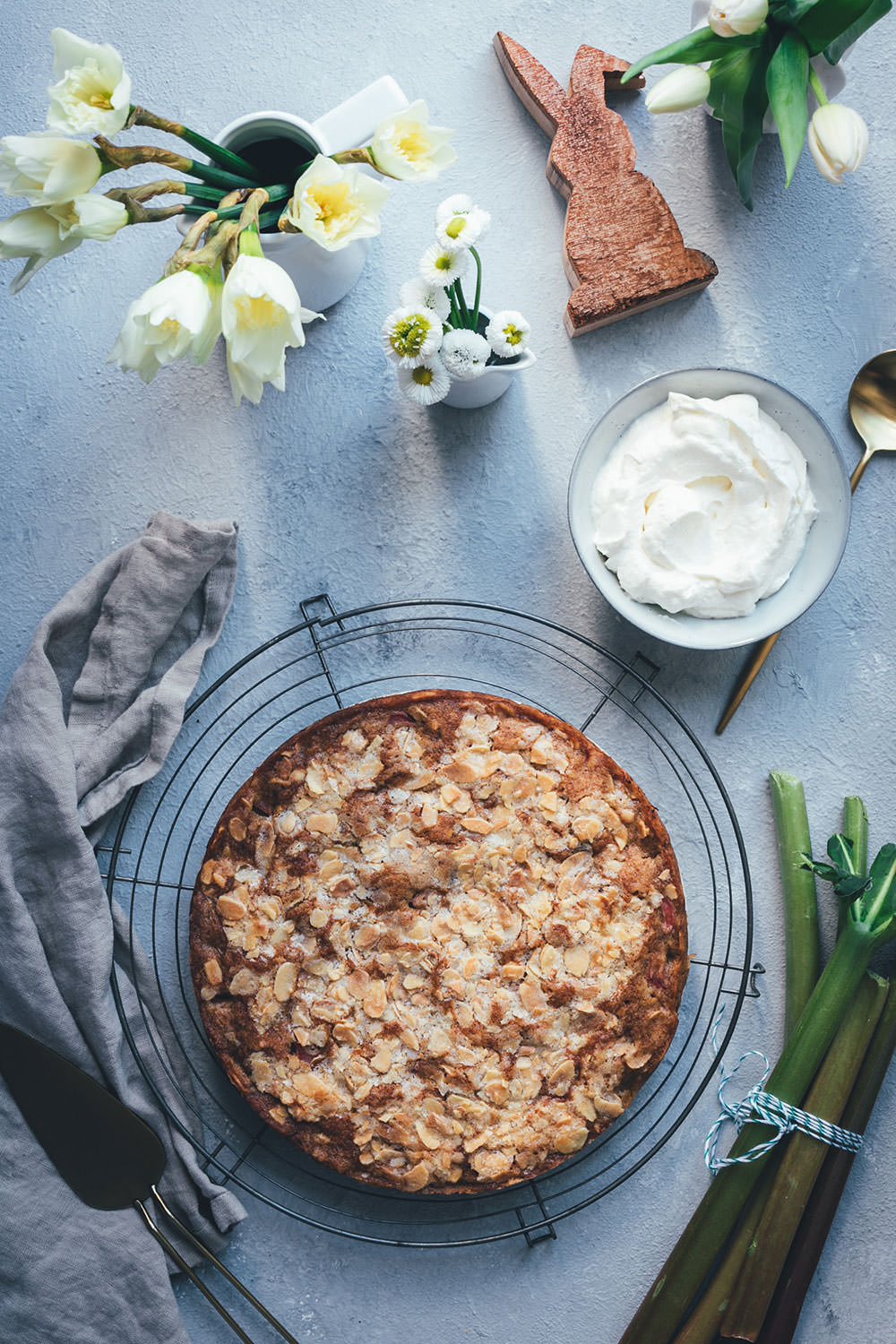 Rezept für Rhabarber-Mandel-Kuchen mit knuspriger Zuckerkruste und leckerer Vanille-Sahne | schnell zubereitet und perfekt für Frühling und Ostern | moeyskitchen.com #foodbloggerosterbrunch #osterbrunch #ostern #rhabarber #kuchen #rezepte #foodblogger