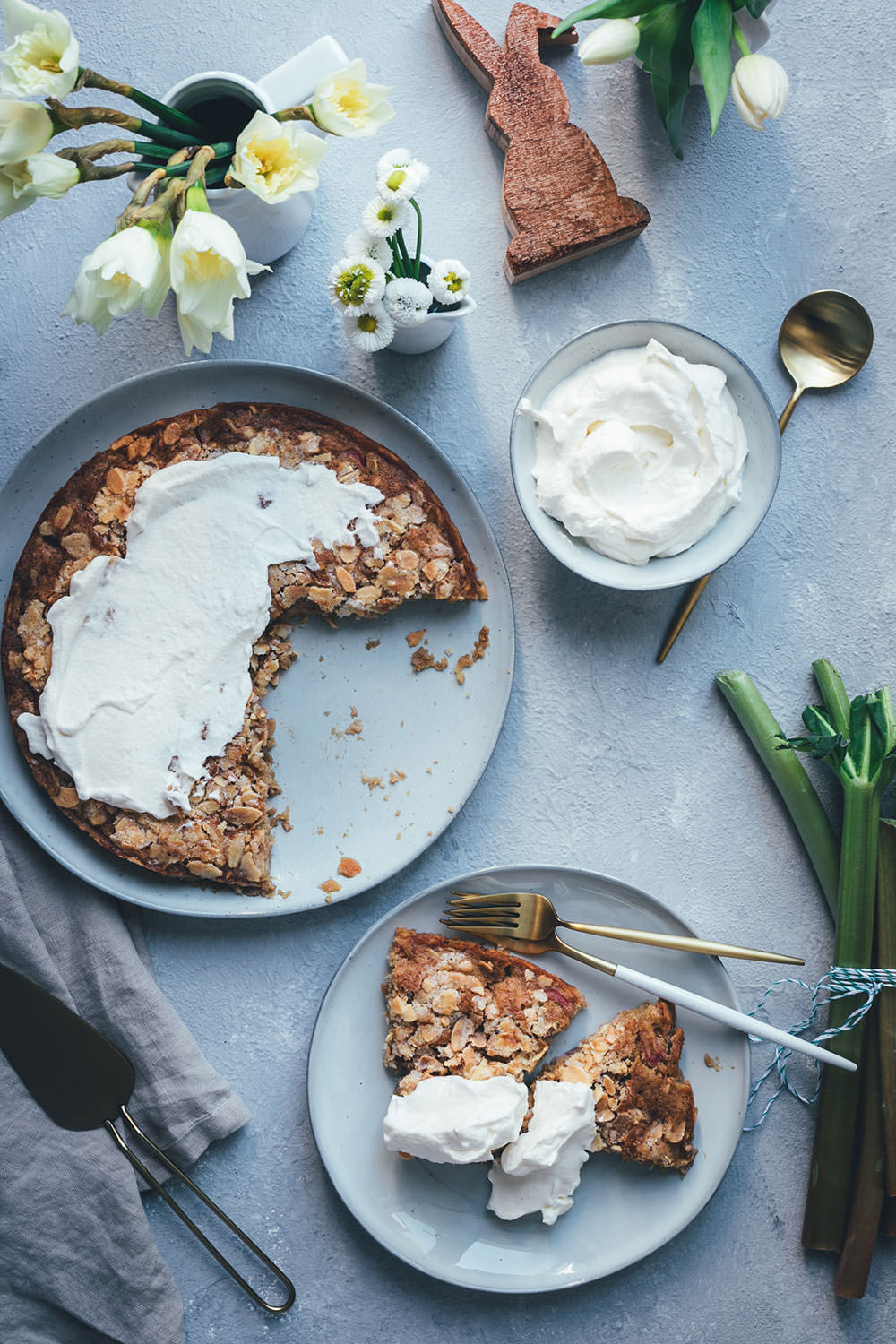 Rezept für Rhabarber-Mandel-Kuchen mit knuspriger Zuckerkruste und leckerer Vanille-Sahne | schnell zubereitet und perfekt für Frühling und Ostern | moeyskitchen.com #foodbloggerosterbrunch #osterbrunch #ostern #rhabarber #kuchen #rezepte #foodblogger