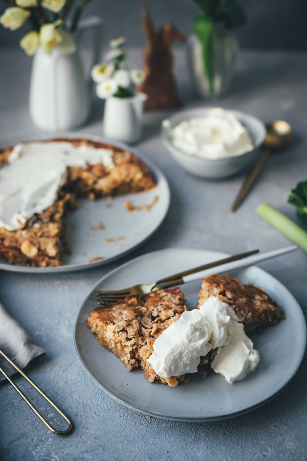 Rezept für Rhabarber-Mandel-Kuchen mit knuspriger Zuckerkruste und leckerer Vanille-Sahne | schnell zubereitet und perfekt für Frühling und Ostern | moeyskitchen.com #foodbloggerosterbrunch #osterbrunch #ostern #rhabarber #kuchen #rezepte #foodblogger