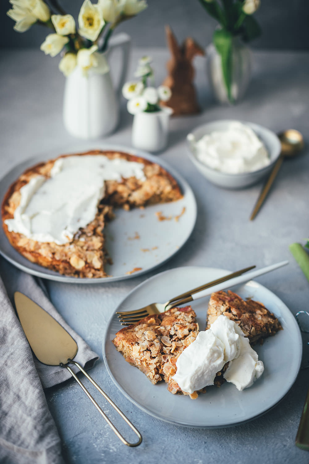Rezept für Rhabarber-Mandel-Kuchen mit knuspriger Zuckerkruste und leckerer Vanille-Sahne | schnell zubereitet und perfekt für Frühling und Ostern | moeyskitchen.com #foodbloggerosterbrunch #osterbrunch #ostern #rhabarber #kuchen #rezepte #foodblogger