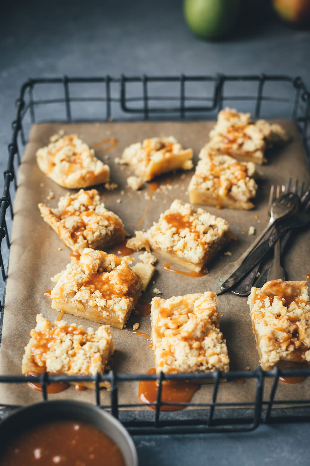 Rezept für Salted Caramel Apple Pie Streusel Bars | saftiger Apfelkuchen mit Streuseln und Salzkaramell-Sauce | moeyskitchen.com #applepie #apfelkuchen #äpfel #kuchen #backen #rezepte #foodblogger