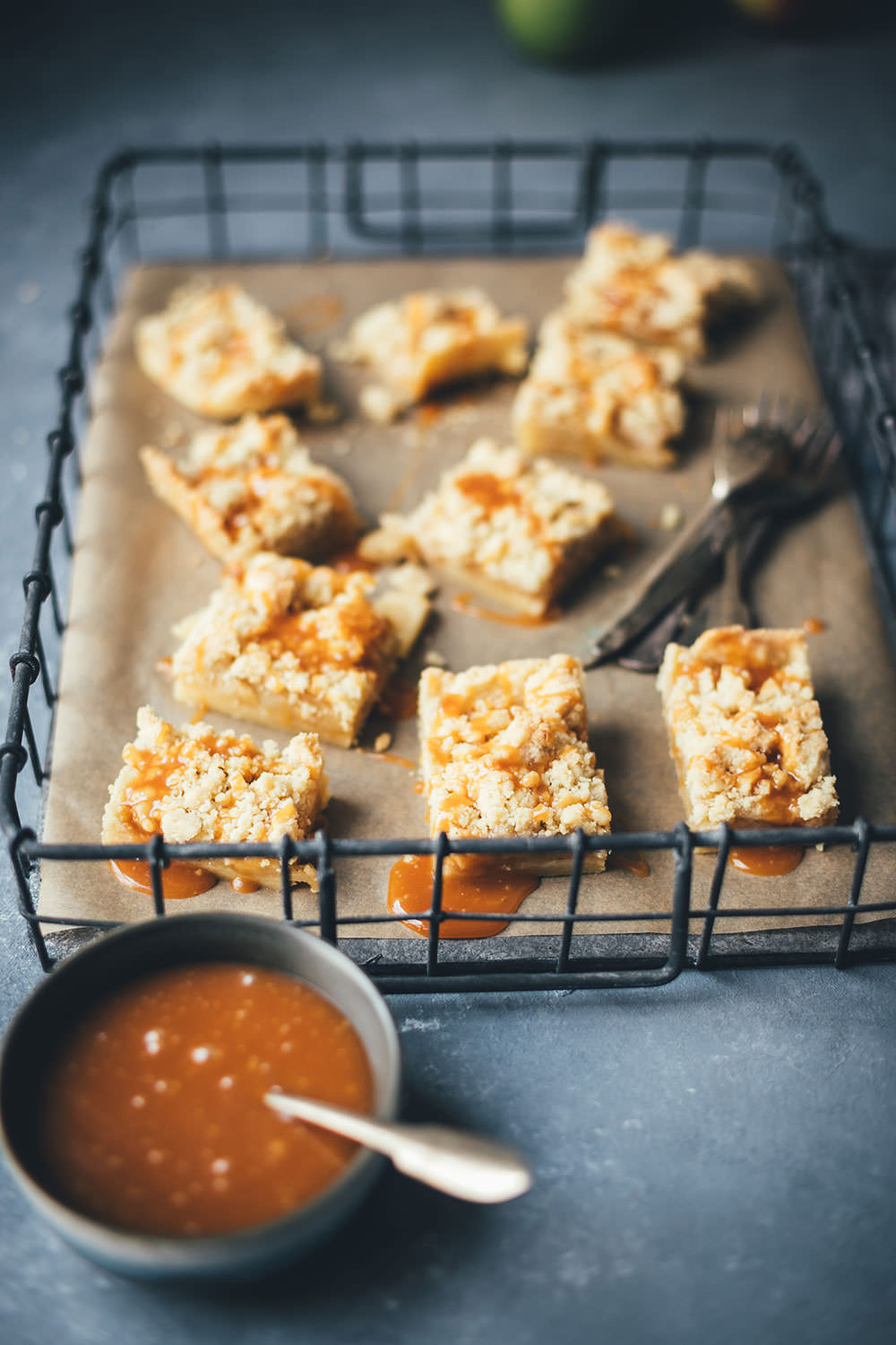 Rezept für Salted Caramel Apple Pie Streusel Bars | saftiger Apfelkuchen mit Streuseln und Salzkaramell-Sauce | moeyskitchen.com #applepie #apfelkuchen #äpfel #kuchen #backen #rezepte #foodblogger