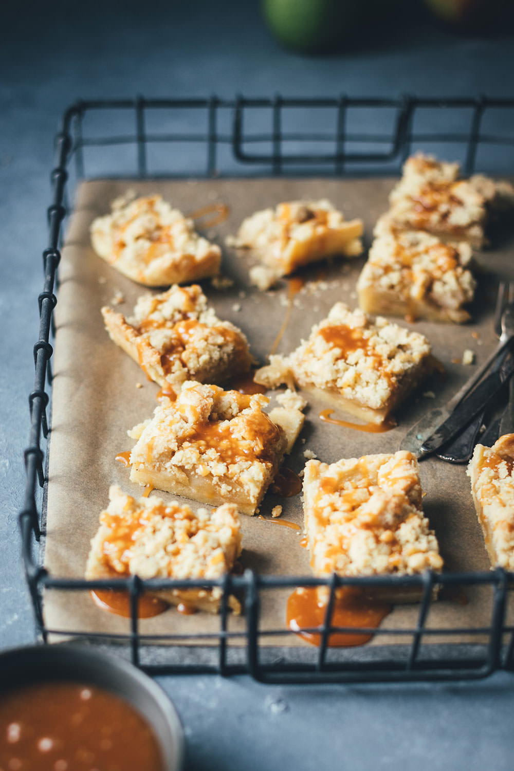 Rezept für Salted Caramel Apple Pie Streusel Bars | saftiger Apfelkuchen mit Streuseln und Salzkaramell-Sauce | moeyskitchen.com #applepie #apfelkuchen #äpfel #kuchen #backen #rezepte #foodblogger