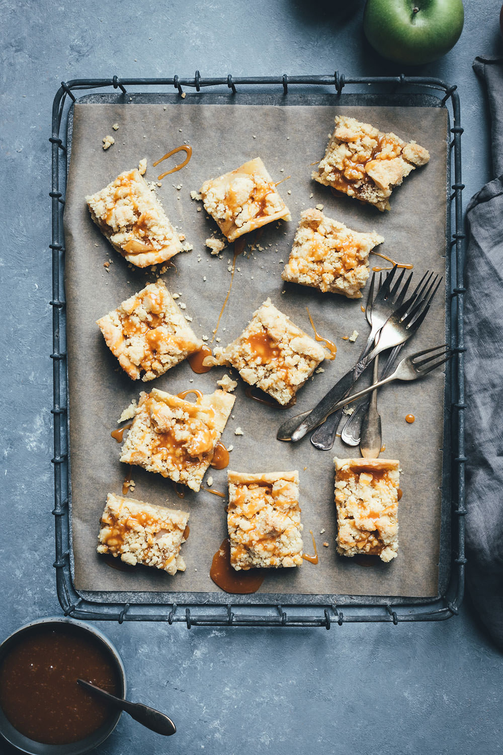 Rezept für Salted Caramel Apple Pie Streusel Bars | saftiger Apfelkuchen mit Streuseln und Salzkaramell-Sauce | moeyskitchen.com #applepie #apfelkuchen #äpfel #kuchen #backen #rezepte #foodblogger