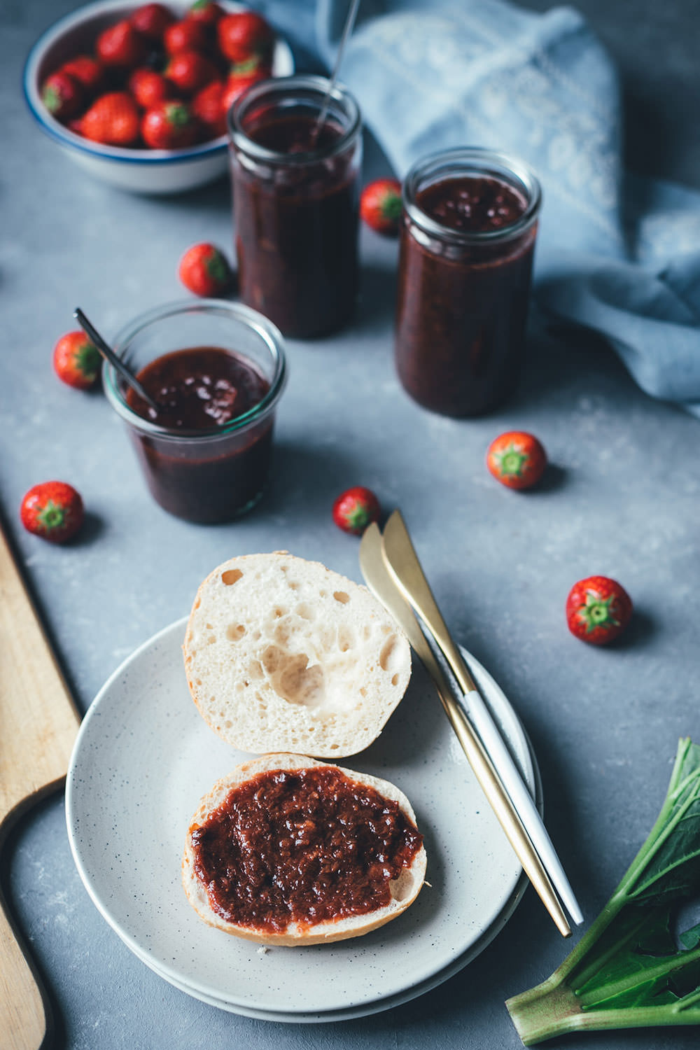 Rezept für Erdbeer-Rhabarber-Konfitüre mit Balsamico | Marmelade mit nur vier Zutaten, weniger Zucker und ganz ohne Geliermittel | schmeckt super auf Brot, im Müsli oder Joghurt, auf Pfannkuchen oder zu Eis | moeyskitchen.com #konfitüre #marmelade #brotaufstrich #erdbeeren #rhabarber #balsamico #acetobalsamico #modena #balsamessig #foodblogger #rezepte
