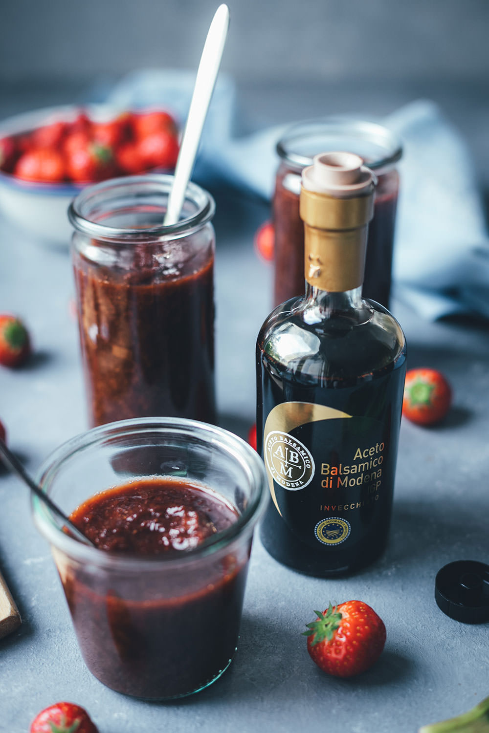 Rezept für Erdbeer-Rhabarber-Konfitüre mit Balsamico | Marmelade mit nur vier Zutaten, weniger Zucker und ganz ohne Geliermittel | schmeckt super auf Brot, im Müsli oder Joghurt, auf Pfannkuchen oder zu Eis | moeyskitchen.com #konfitüre #marmelade #brotaufstrich #erdbeeren #rhabarber #balsamico #acetobalsamico #modena #balsamessig #foodblogger #rezepte