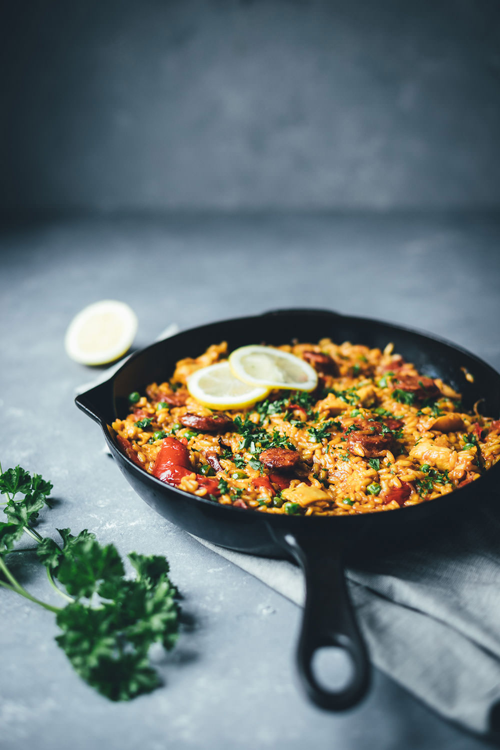 Rezept für One Pan Paella | schnelle Paella mit Hähnchenbrust, Chorizo, Paprika und Erbsen | moeyskitchen.com #onepan #paella #feierabendküche #schnelleküche #reis #reisgericht #onepot #chorizo #foodblogger #rezepte