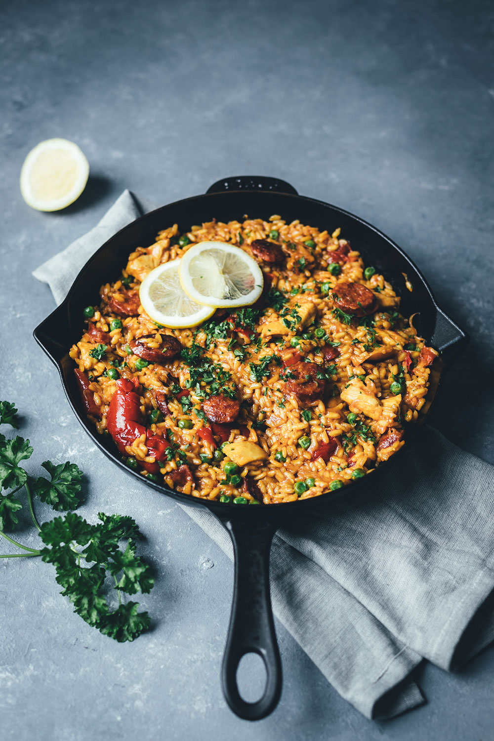 Rezept für One Pan Paella | schnelle Paella mit Hähnchenbrust, Chorizo, Paprika und Erbsen | moeyskitchen.com #onepan #paella #feierabendküche #schnelleküche #reis #reisgericht #onepot #chorizo #foodblogger #rezepte