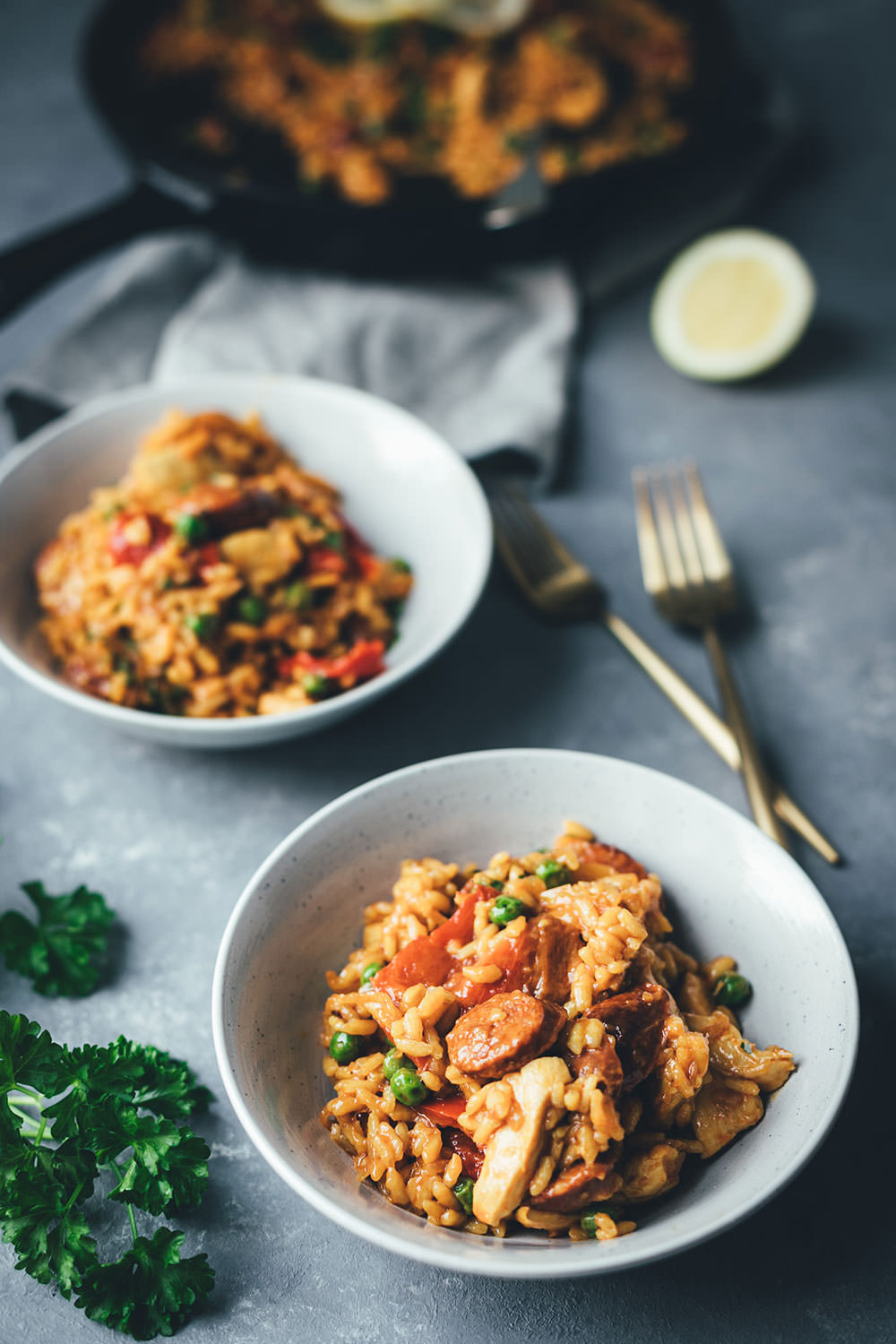 Rezept für One Pan Paella | schnelle Paella mit Hähnchenbrust, Chorizo, Paprika und Erbsen | moeyskitchen.com #onepan #paella #feierabendküche #schnelleküche #reis #reisgericht #onepot #chorizo #foodblogger #rezepte