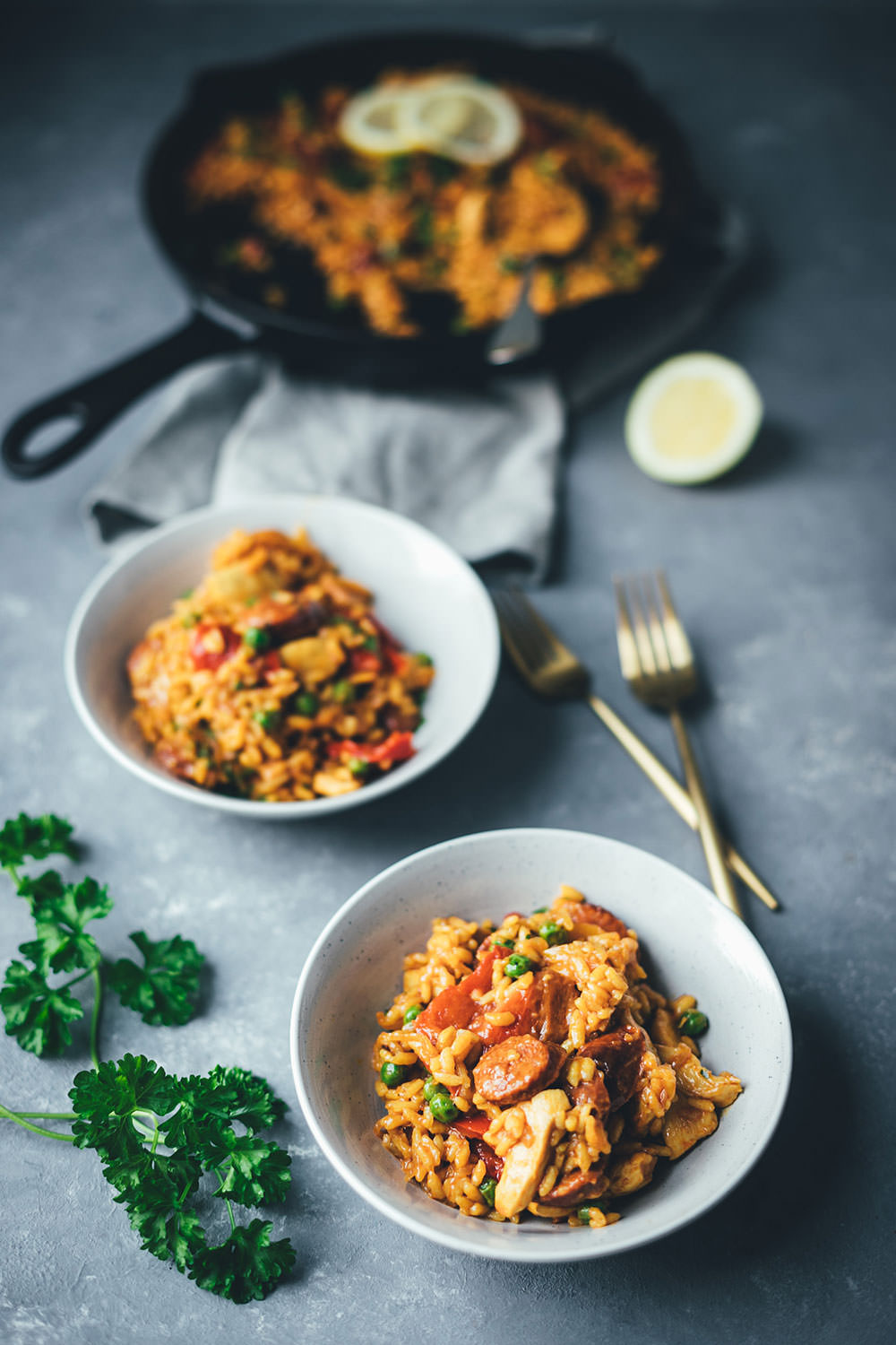 Rezept für One Pan Paella | schnelle Paella mit Hähnchenbrust, Chorizo, Paprika und Erbsen | moeyskitchen.com #onepan #paella #feierabendküche #schnelleküche #reis #reisgericht #onepot #chorizo #foodblogger #rezepte