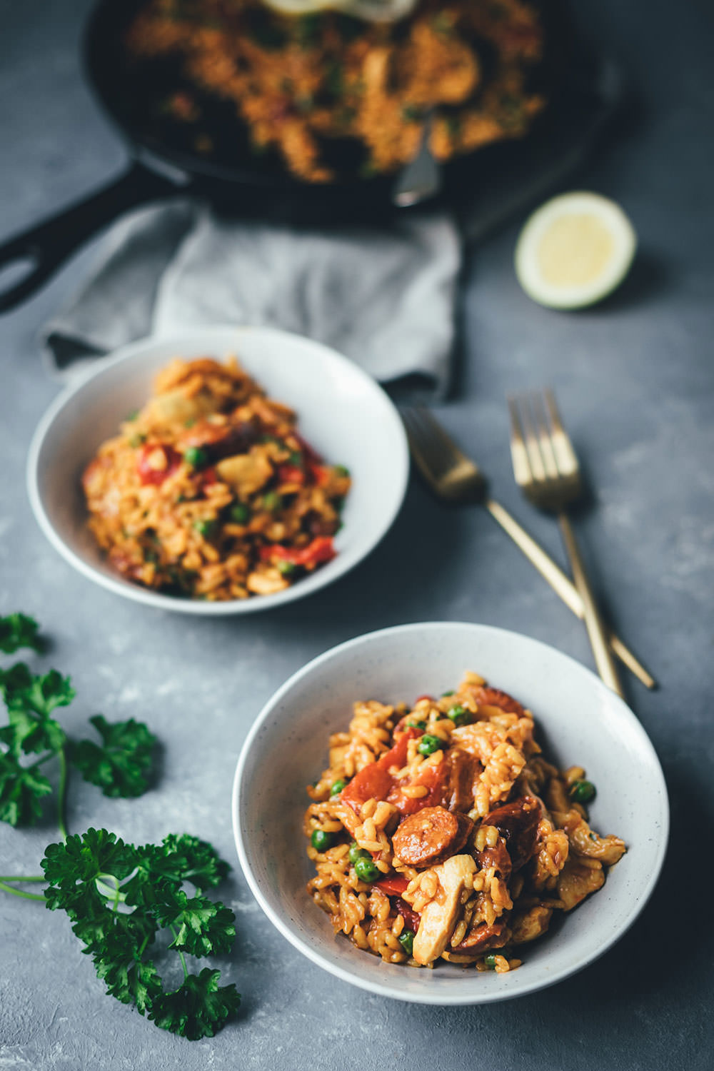 Rezept für One Pan Paella | schnelle Paella mit Hähnchenbrust, Chorizo, Paprika und Erbsen | moeyskitchen.com #onepan #paella #feierabendküche #schnelleküche #reis #reisgericht #onepot #chorizo #foodblogger #rezepte