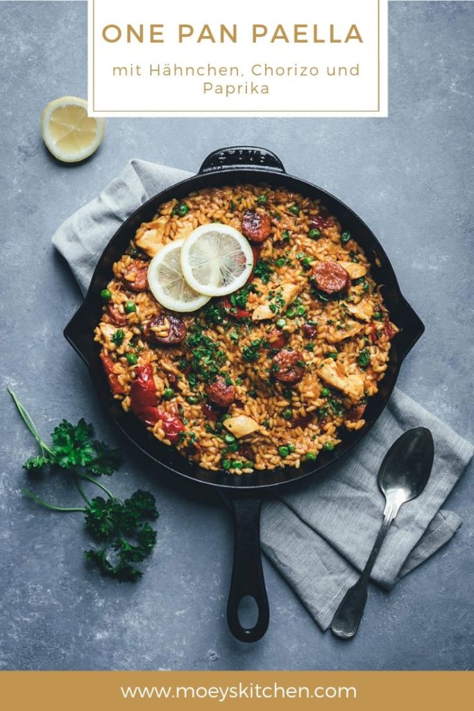 Rezept für One Pan Paella | schnelle Paella mit Hähnchenbrust, Chorizo, Paprika und Erbsen | moeyskitchen.com #onepan #paella #feierabendküche #schnelleküche #reis #reisgericht #onepot #chorizo #foodblogger #rezepte