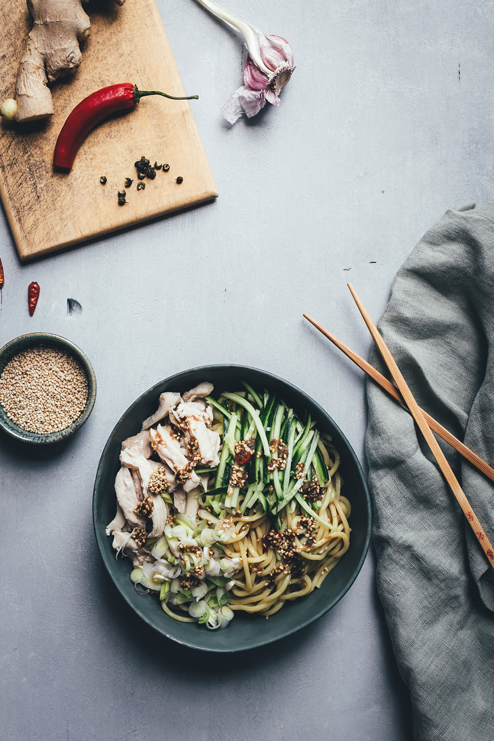 Rezept für Asia Nudelsalat mit Hähnchen, Gurke und Sesam-Dressing | würzige asiatische Aromen in leckerem Salat passen hervorragend in den heißen Sommer | moeyskitchen.com #nudelsalat #asiatisch #asiatischeküche #asiatischkochen #ramennoodles #ramen #hähnchen #gurke #sommersalat #salat #sommerküche #schnelleküche #foodblogger #rezepte