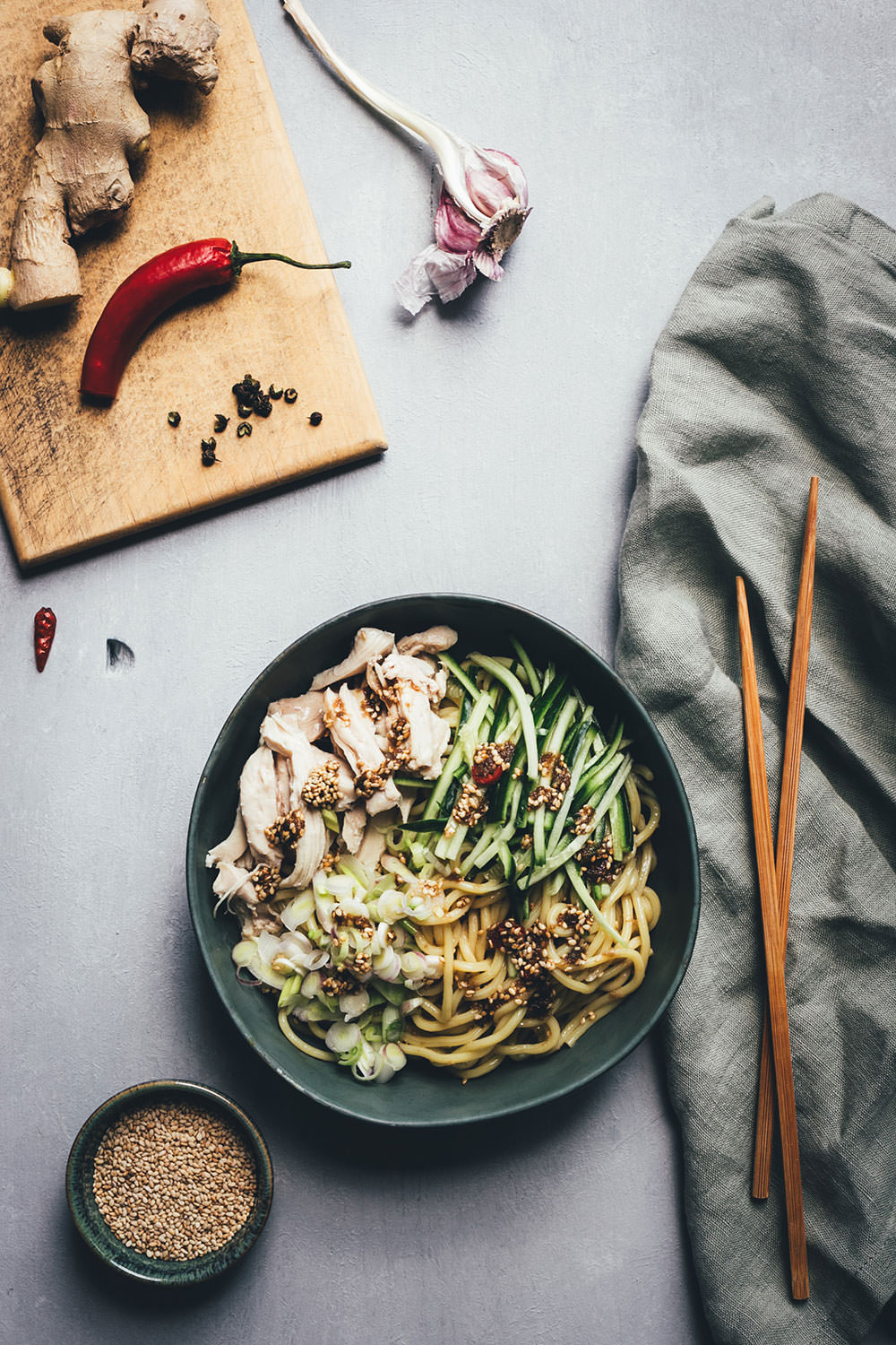 Rezept für Asia Nudelsalat mit Hähnchen, Gurke und Sesam-Dressing | würzige asiatische Aromen in leckerem Salat passen hervorragend in den heißen Sommer | moeyskitchen.com #nudelsalat #asiatisch #asiatischeküche #asiatischkochen #ramennoodles #ramen #hähnchen #gurke #sommersalat #salat #sommerküche #schnelleküche #foodblogger #rezepte