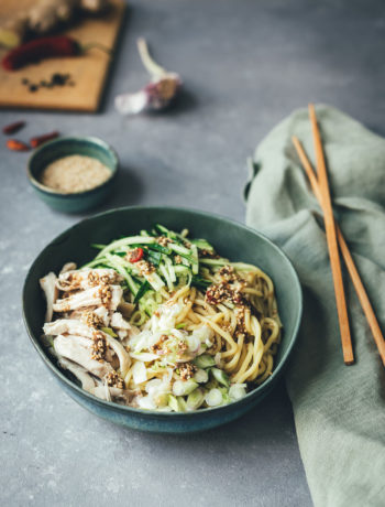 Rezept für Asia Nudelsalat mit Hähnchen, Gurke und Sesam-Dressing | würzige asiatische Aromen in leckerem Salat passen hervorragend in den heißen Sommer | moeyskitchen.com #nudelsalat #asiatisch #asiatischeküche #asiatischkochen #ramennoodles #ramen #hähnchen #gurke #sommersalat #salat #sommerküche #schnelleküche #foodblogger #rezepte