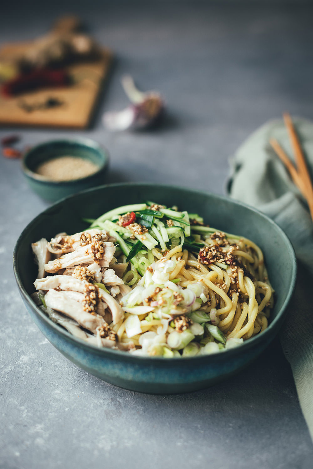 Rezept für Asia Nudelsalat mit Hähnchen, Gurke und Sesam-Dressing | würzige asiatische Aromen in leckerem Salat passen hervorragend in den heißen Sommer | moeyskitchen.com #nudelsalat #asiatisch #asiatischeküche #asiatischkochen #ramennoodles #ramen #hähnchen #gurke #sommersalat #salat #sommerküche #schnelleküche #foodblogger #rezepte