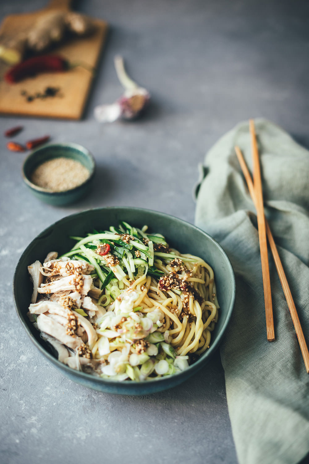 Rezept für Asia Nudelsalat mit Hähnchen, Gurke und Sesam-Dressing | würzige asiatische Aromen in leckerem Salat passen hervorragend in den heißen Sommer | moeyskitchen.com #nudelsalat #asiatisch #asiatischeküche #asiatischkochen #ramennoodles #ramen #hähnchen #gurke #sommersalat #salat #sommerküche #schnelleküche #foodblogger #rezepte