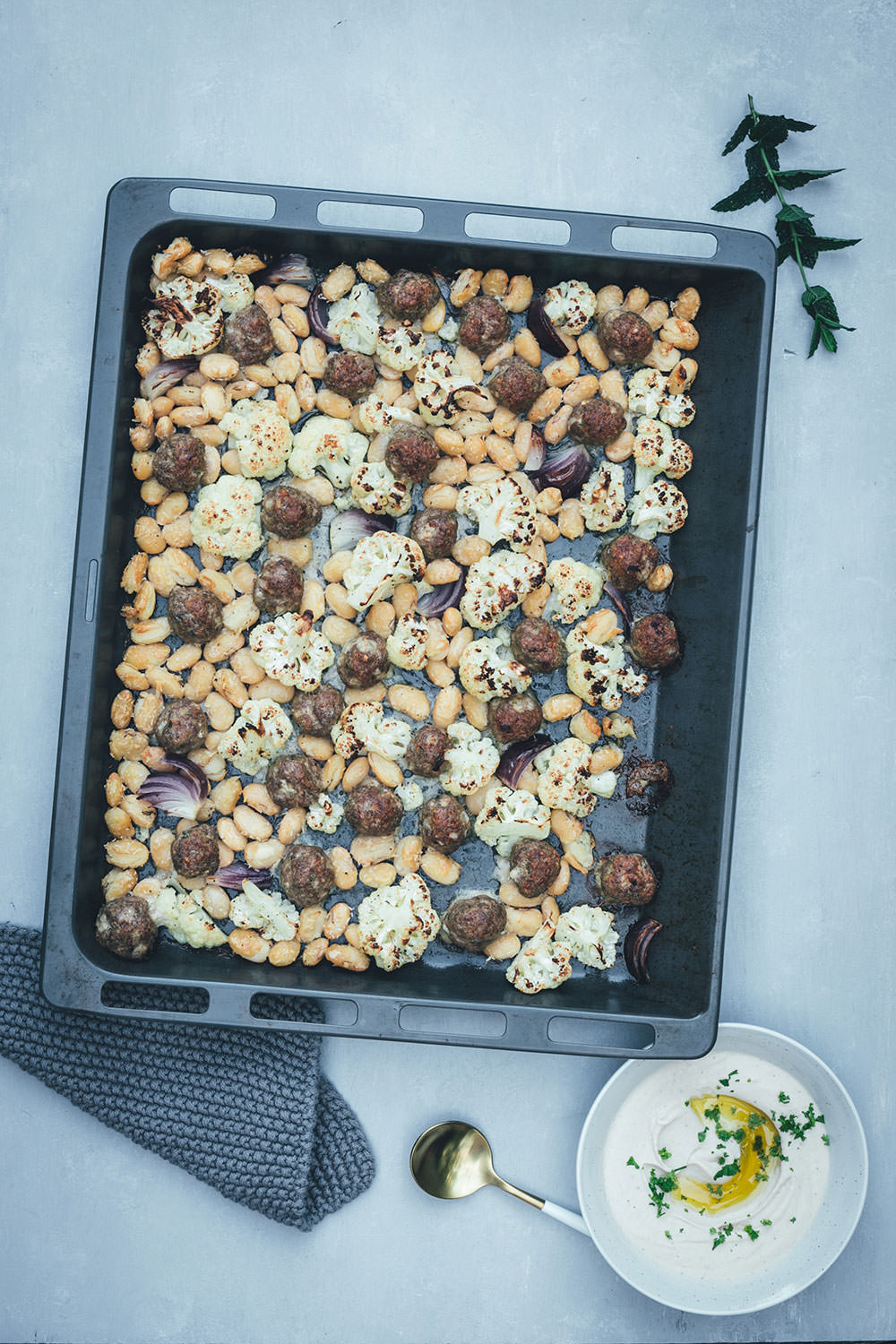 Gerösteter Blumenkohl mit Lammhackbällchen und weißen Riesenbohnen vom Blech | Orientalisches Rezept für die schnelle Feierabendküche | Serviert mit schnellem Weiße Bohnen Hummus | moeyskitchen.com #blumenkohl #lamm #hackbällchen #vomblech #traybake #onepan #hummus #bohnen #dinner #rezepte #foodblogger