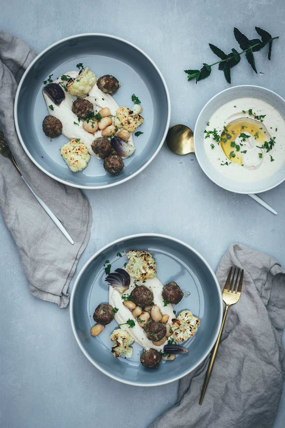 Gerösteter Blumenkohl mit Lammhackbällchen und weißen Riesenbohnen vom Blech | Orientalisches Rezept für die schnelle Feierabendküche | Serviert mit schnellem Weiße Bohnen Hummus | moeyskitchen.com #blumenkohl #lamm #hackbällchen #vomblech #traybake #onepan #hummus #bohnen #dinner #rezepte #foodblogger