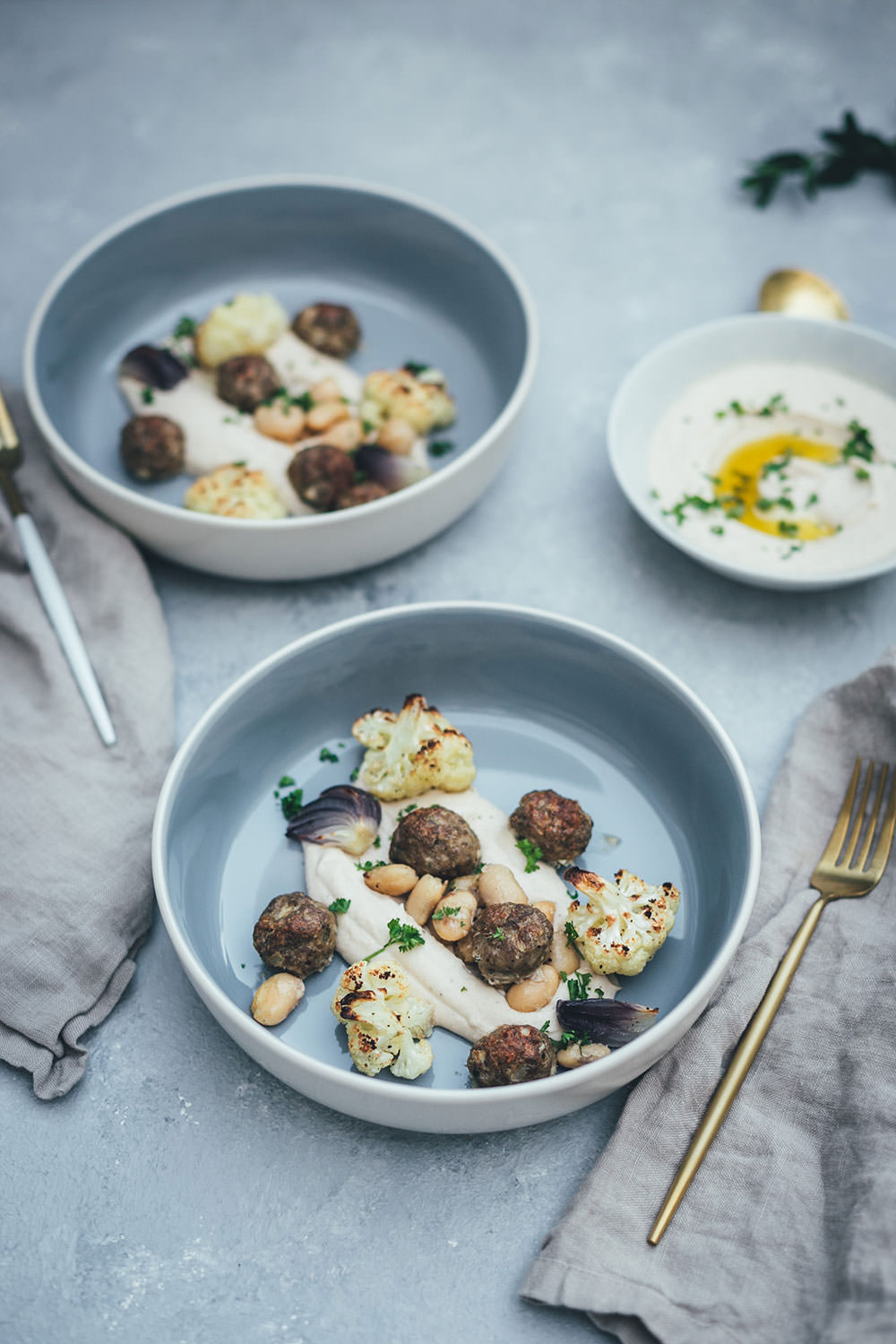 Gerösteter Blumenkohl mit Lammhackbällchen und weißen Riesenbohnen vom Blech | Orientalisches Rezept für die schnelle Feierabendküche | Serviert mit schnellem Weiße Bohnen Hummus | moeyskitchen.com #blumenkohl #lamm #hackbällchen #vomblech #traybake #onepan #hummus #bohnen #dinner #rezepte #foodblogger