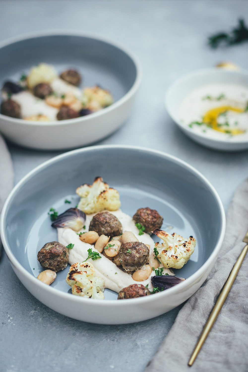 Gerösteter Blumenkohl mit Lammhackbällchen und weißen Riesenbohnen vom Blech | Orientalisches Rezept für die schnelle Feierabendküche | Serviert mit schnellem Weiße Bohnen Hummus | moeyskitchen.com #blumenkohl #lamm #hackbällchen #vomblech #traybake #onepan #hummus #bohnen #dinner #rezepte #foodblogger
