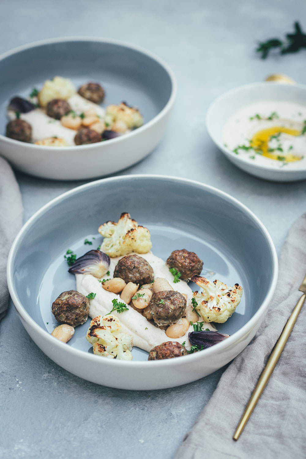 Gerösteter Blumenkohl mit Lammhackbällchen und weißen Riesenbohnen vom Blech | Orientalisches Rezept für die schnelle Feierabendküche | Serviert mit schnellem Weiße Bohnen Hummus | moeyskitchen.com #blumenkohl #lamm #hackbällchen #vomblech #traybake #onepan #hummus #bohnen #dinner #rezepte #foodblogger