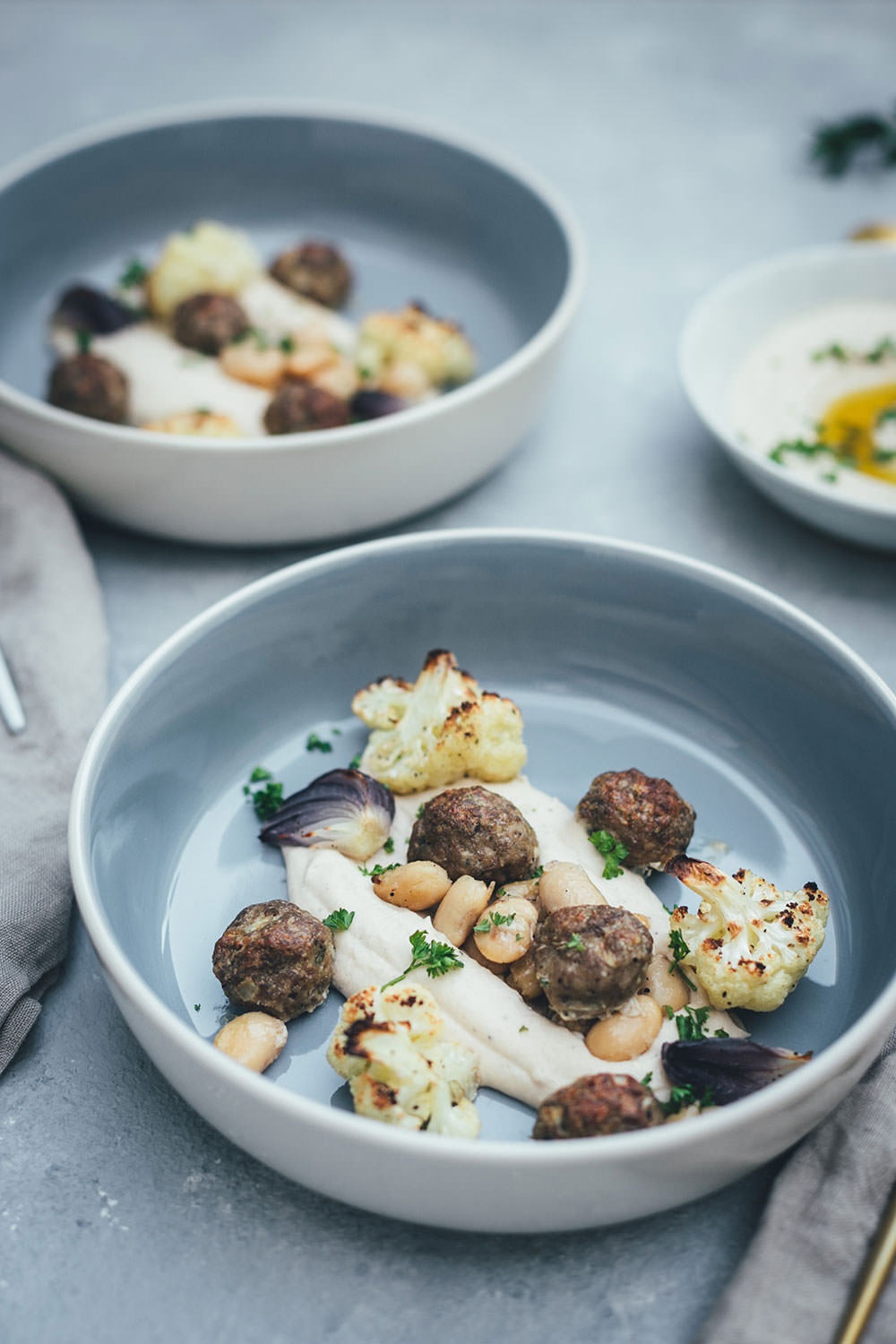 Gerösteter Blumenkohl mit Lammhackbällchen und weißen Riesenbohnen vom Blech | Orientalisches Rezept für die schnelle Feierabendküche | Serviert mit schnellem Weiße Bohnen Hummus | moeyskitchen.com #blumenkohl #lamm #hackbällchen #vomblech #traybake #onepan #hummus #bohnen #dinner #rezepte #foodblogger