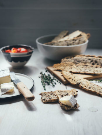 Rezept für herzhafte Biscotti mit Oliven und Thymian | knusprige, doppelt gebackene Cracker | moeyskitchen.com #biscotti #cracker #kekse #herzhaft #snacks #picknick #rezepte #foodblogger #fingerfood