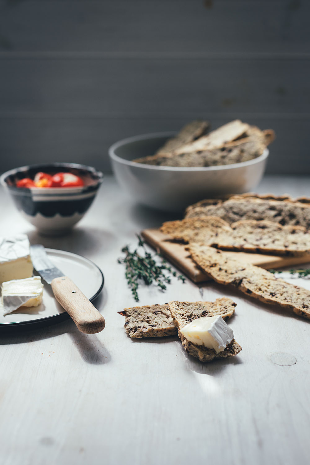 Rezept für herzhafte Biscotti mit Oliven und Thymian | knusprige, doppelt gebackene Cracker | moeyskitchen.com #biscotti #cracker #kekse #herzhaft #snacks #picknick #rezepte #foodblogger #fingerfood