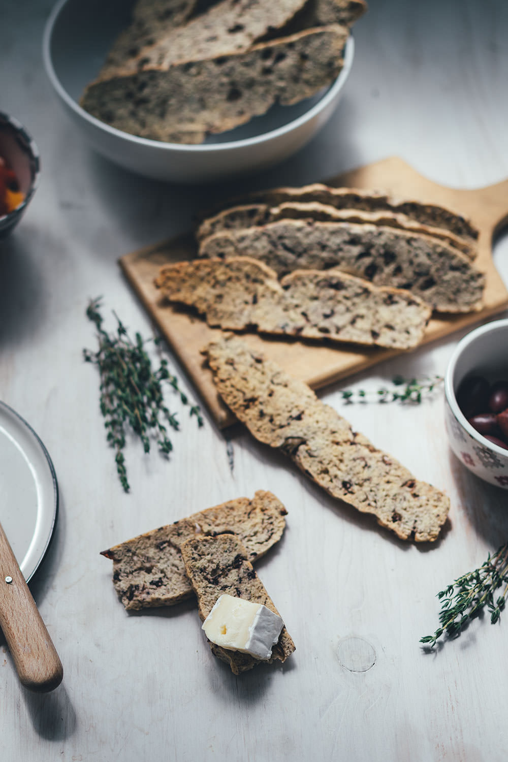 Rezept für herzhafte Biscotti mit Oliven und Thymian | knusprige, doppelt gebackene Cracker | moeyskitchen.com #biscotti #cracker #kekse #herzhaft #snacks #picknick #rezepte #foodblogger #fingerfood