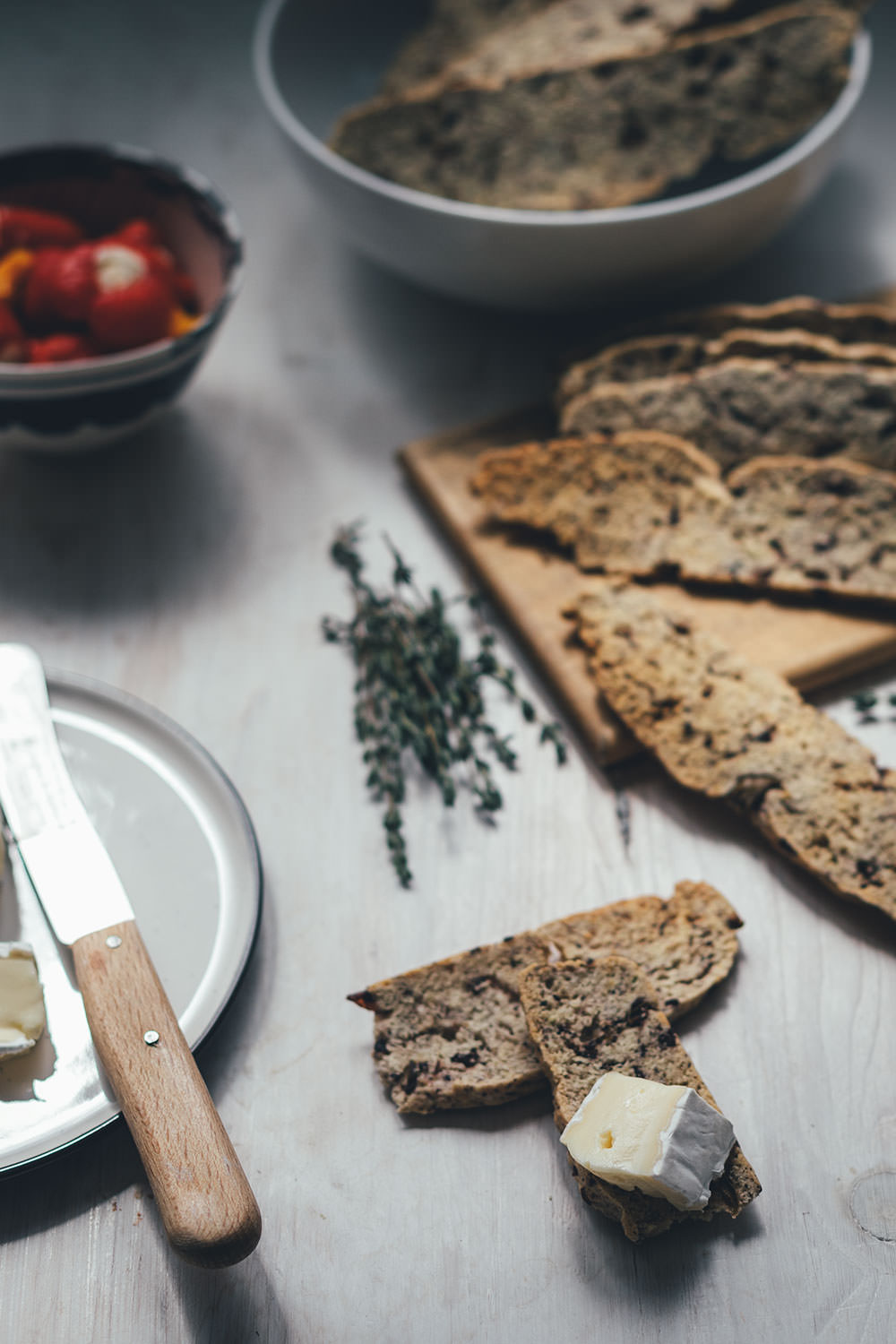 Rezept für herzhafte Biscotti mit Oliven und Thymian | knusprige, doppelt gebackene Cracker | moeyskitchen.com #biscotti #cracker #kekse #herzhaft #snacks #picknick #rezepte #foodblogger #fingerfood