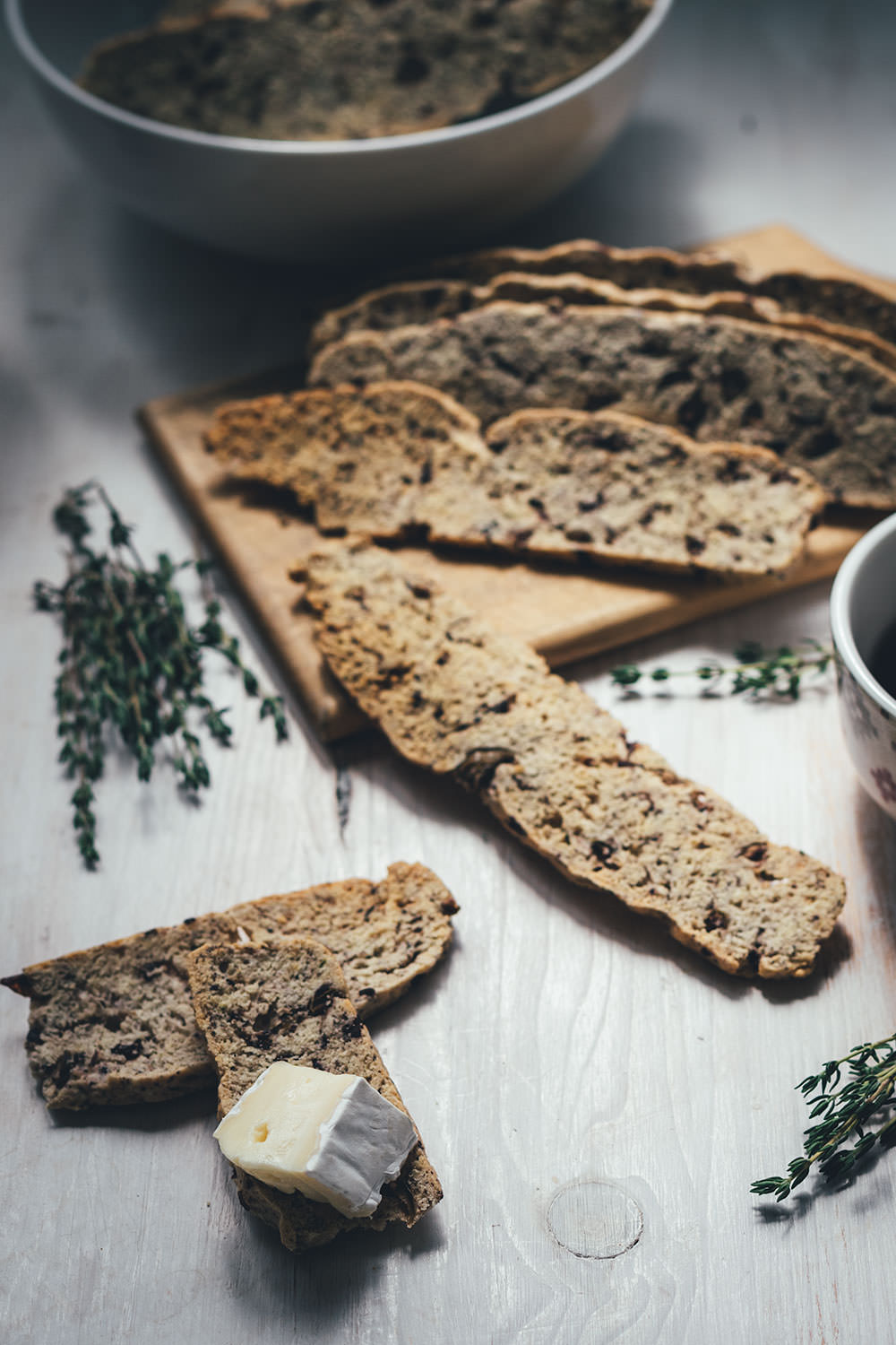 Rezept für herzhafte Biscotti mit Oliven und Thymian | knusprige, doppelt gebackene Cracker | moeyskitchen.com #biscotti #cracker #kekse #herzhaft #snacks #picknick #rezepte #foodblogger #fingerfood